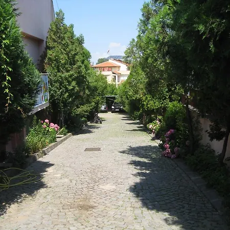 מלון Lozenets Resort Hotel 3*